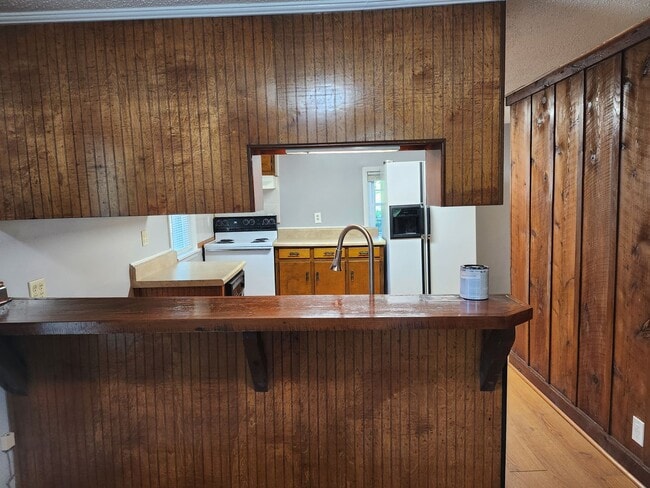 Building Photo - Location, Location, Location!! $1350 a month, available now for year-long lease