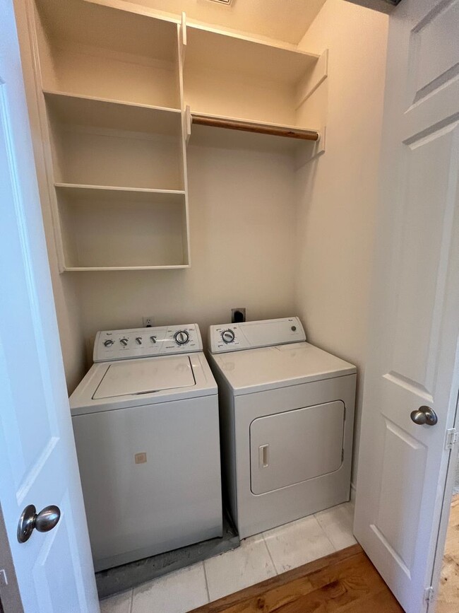 Building Photo - Wonderful 4/3.5 Townhome