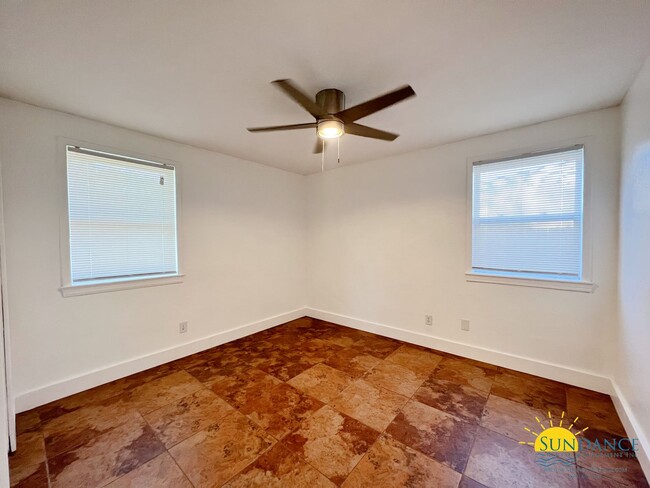 Building Photo - Nice Spacious updated 4 Bedroom home in El...