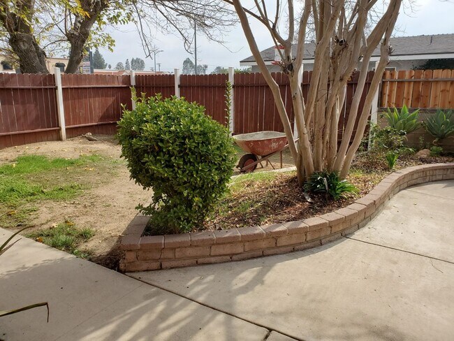 Building Photo - 3 bed/3 bath + LARGE BONUS ROOM and YARD for Assisted Living/Sober Living/Detox/Rehab Facility.