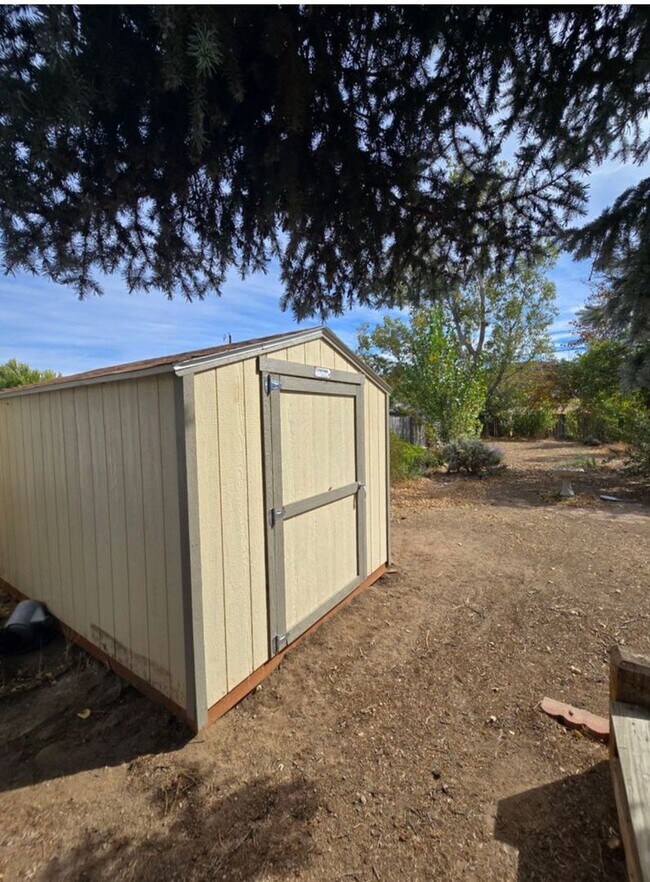 Building Photo - Charming 3 Bedroom Home