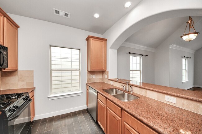 Building Photo - 2941 Clinton Dr