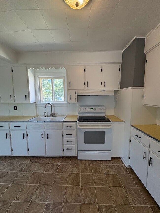 Building Photo - Three bedroom one bathroom home for rent