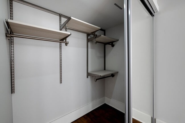 Building Photo - 1 bedroom, 1 bath updated condo in downtow...
