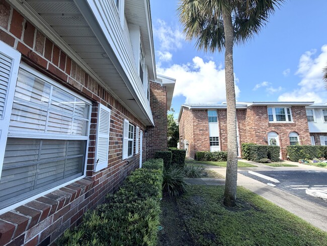 Building Photo - 413 N Cypress Dr