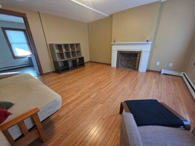 Building Photo - 15 E Parmenter St