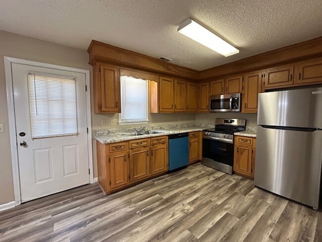 Building Photo - Mallwood- 2 Bedroom, 1.5 Bath Townhouse-$2...