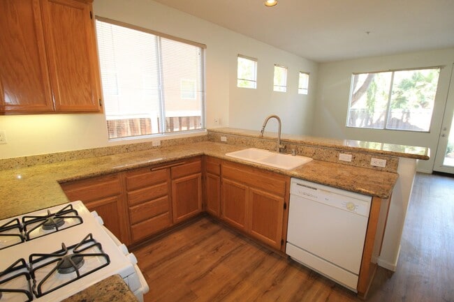 Building Photo - Large Ventura Home with Community Pool