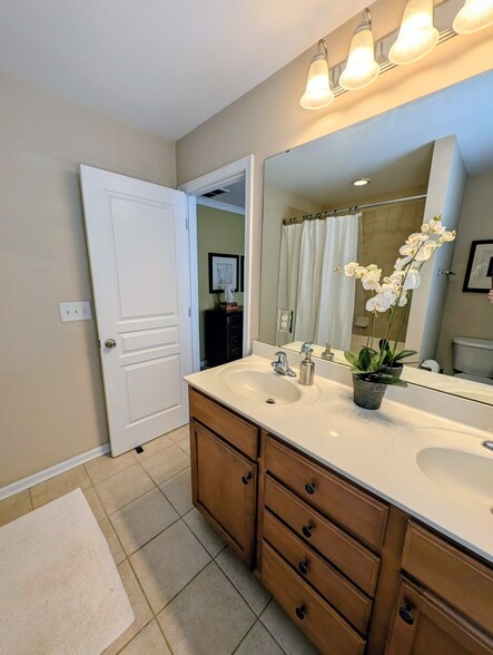 Building Photo - 711 Keystone Park Dr