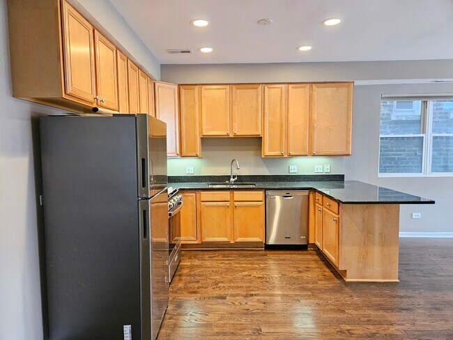 Building Photo - 1069 N Marshfield Ave