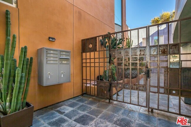 Building Photo - 900 N W Knoll Dr