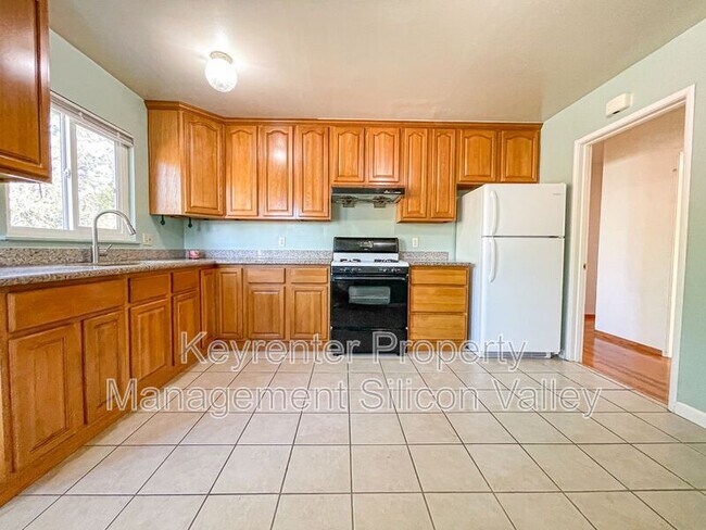 Building Photo - 2182 East Ave