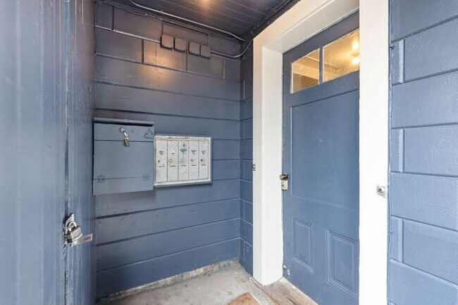 Building Photo - 807 Treat Ave