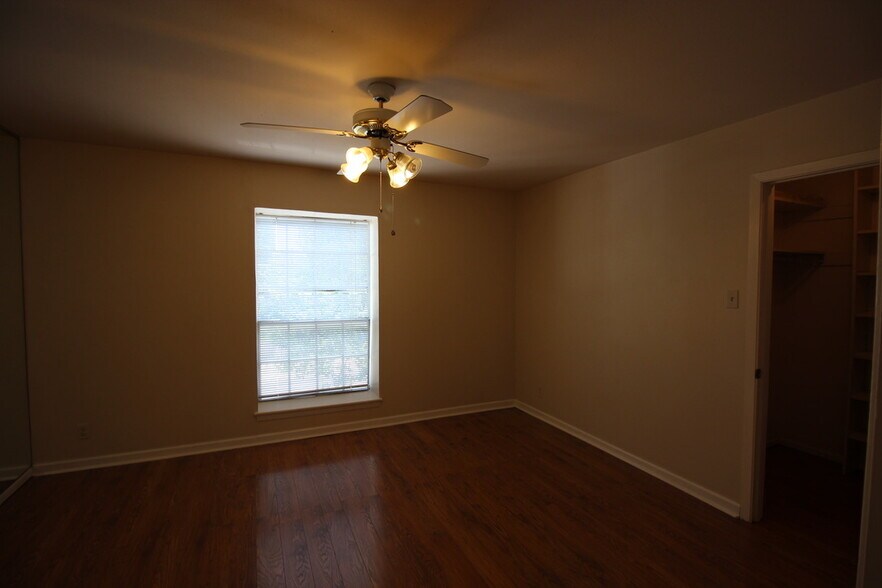 Building Photo - 8401 N New Braunfels Ave