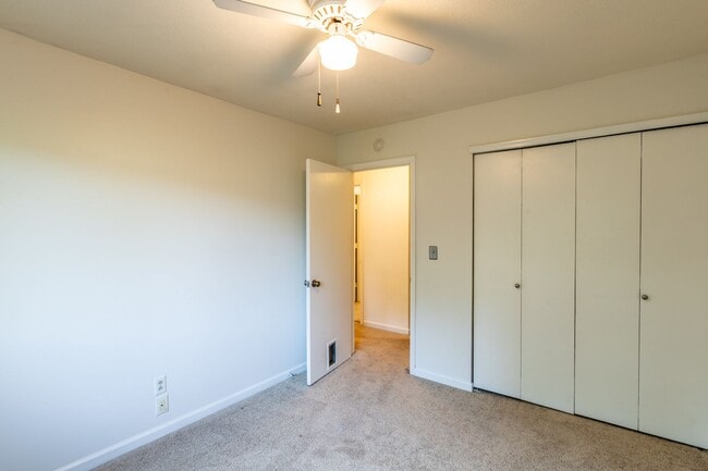 Building Photo - 110 Woodlake Dr