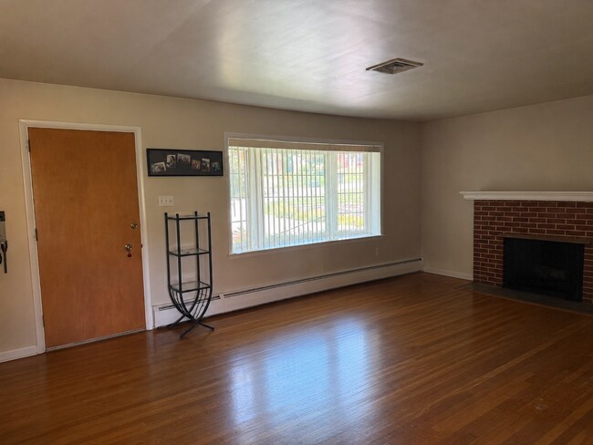 Building Photo - Well Maintained 2 Bedroom Ranch-style home - Full Size Basement!