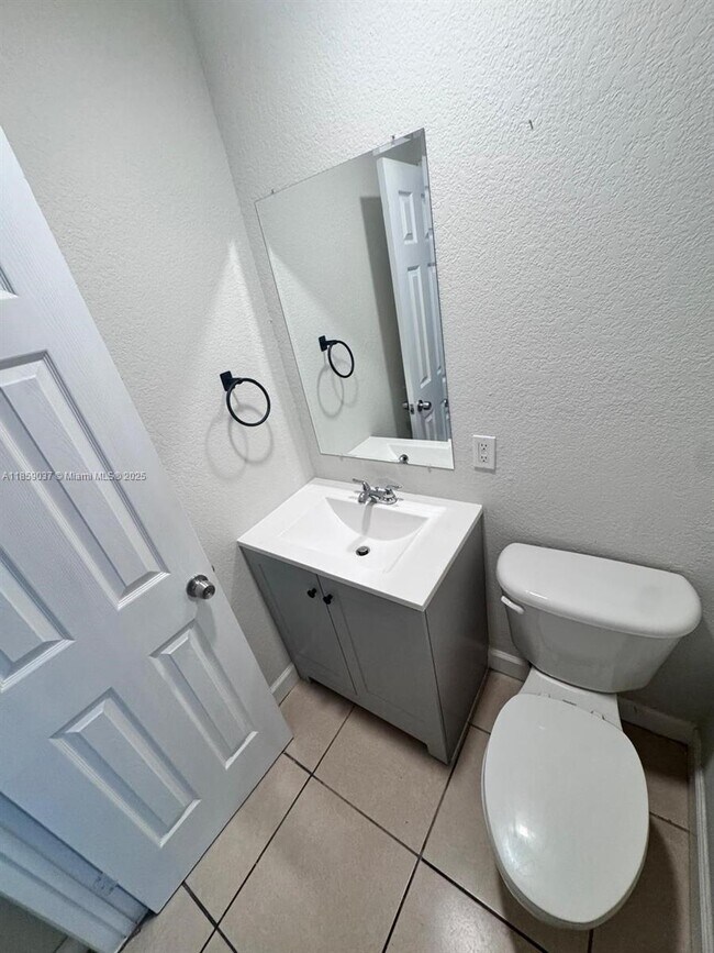 Building Photo - 4605 NW 9th Dr