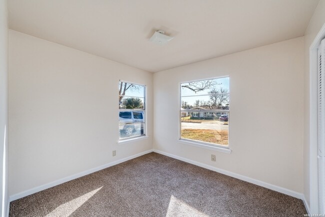 Building Photo - 827 Horseshoe Trail