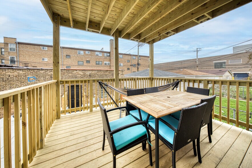 Building Photo - 2550 W Balmoral Ave