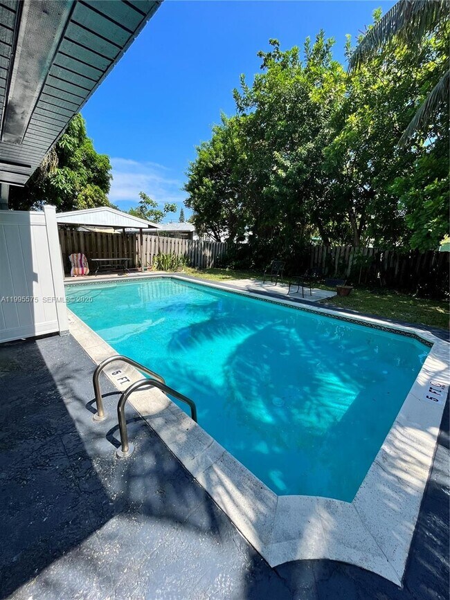 Building Photo - 1412 NE 17th Ct