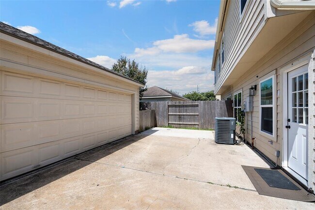 Building Photo - 16879 Mammoth Springs Dr