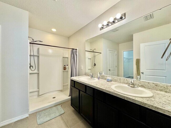 Building Photo - 10626 Park Meadowbrooke Dr