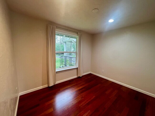 Building Photo - Private Westside 3 BD+Den