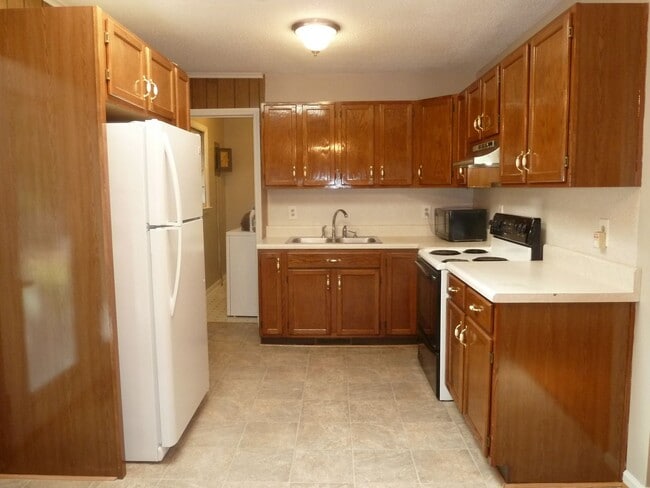 Building Photo - Beautiful 3 bedroom house with wood floors...