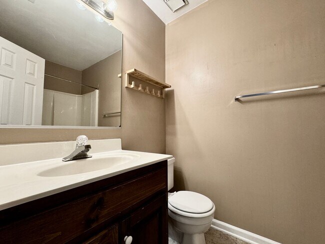 Building Photo - Available 11-14-25! Lakefront Townhome w/2...