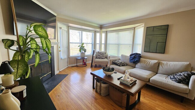 Building Photo - End-unit townhome in highly desired Kingstown