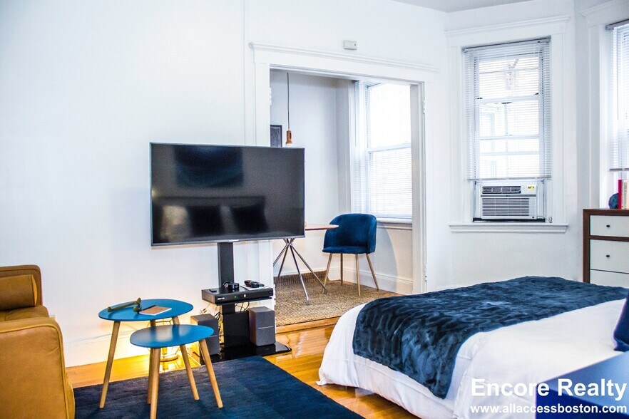 Building Photo - 121 Park Dr