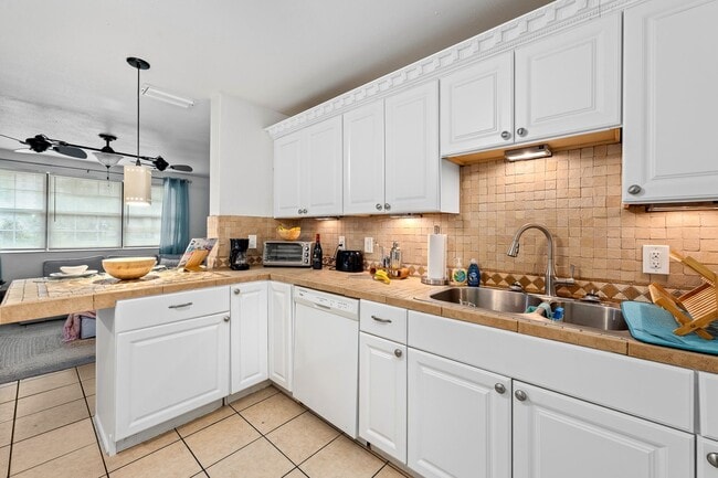 Building Photo - 6 Palmetto Dr