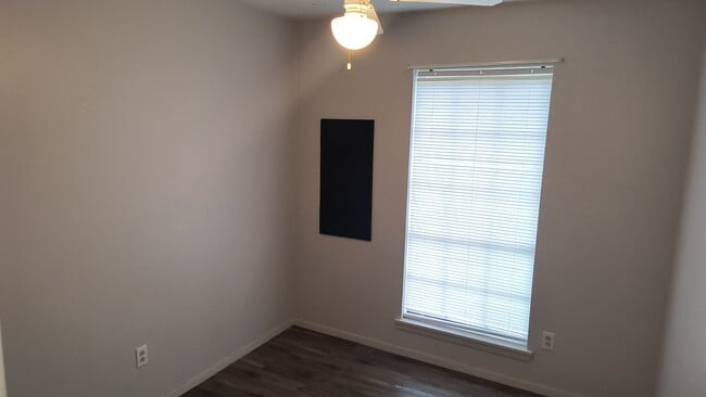 Building Photo - 2203 Crestwood Dr