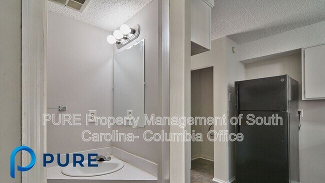 Building Photo - 521 Hickory Hill Dr