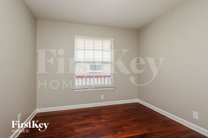 Building Photo - 5028 W Oak Highland Dr