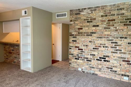 Building Photo - 1617 Fountain View Dr