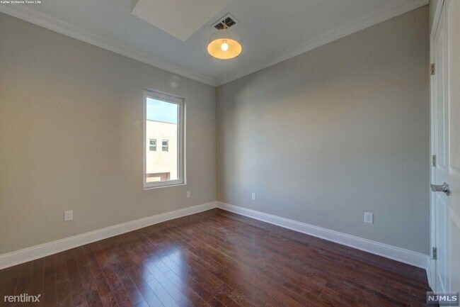 Building Photo - 2 br, 1 bath  - 763 Montgomery St