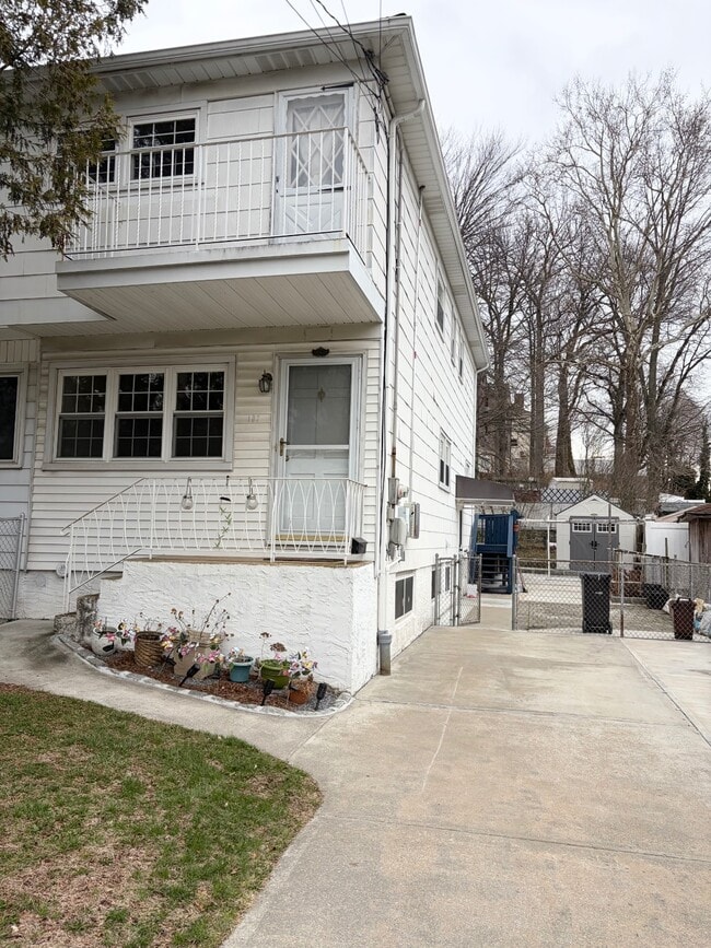 Building Photo - 107 Ebony St