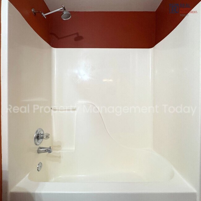 Building Photo - Great 3 bedroom home available NOW Close T...