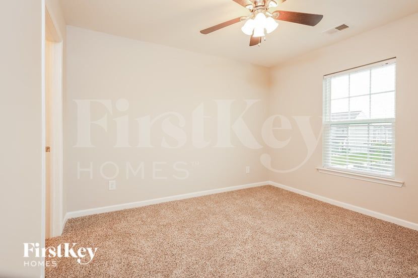 Building Photo - 732 Redbud Ln