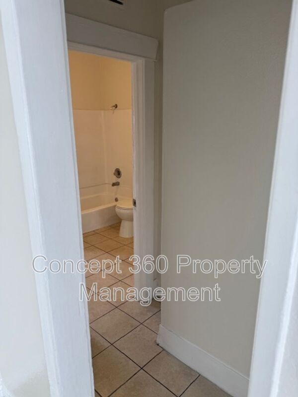 Building Photo - 758 Cerritos Ave