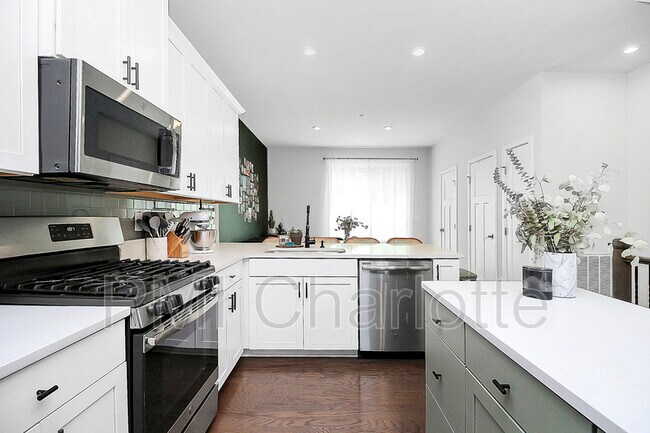 Building Photo - 256 Parkwood Ave