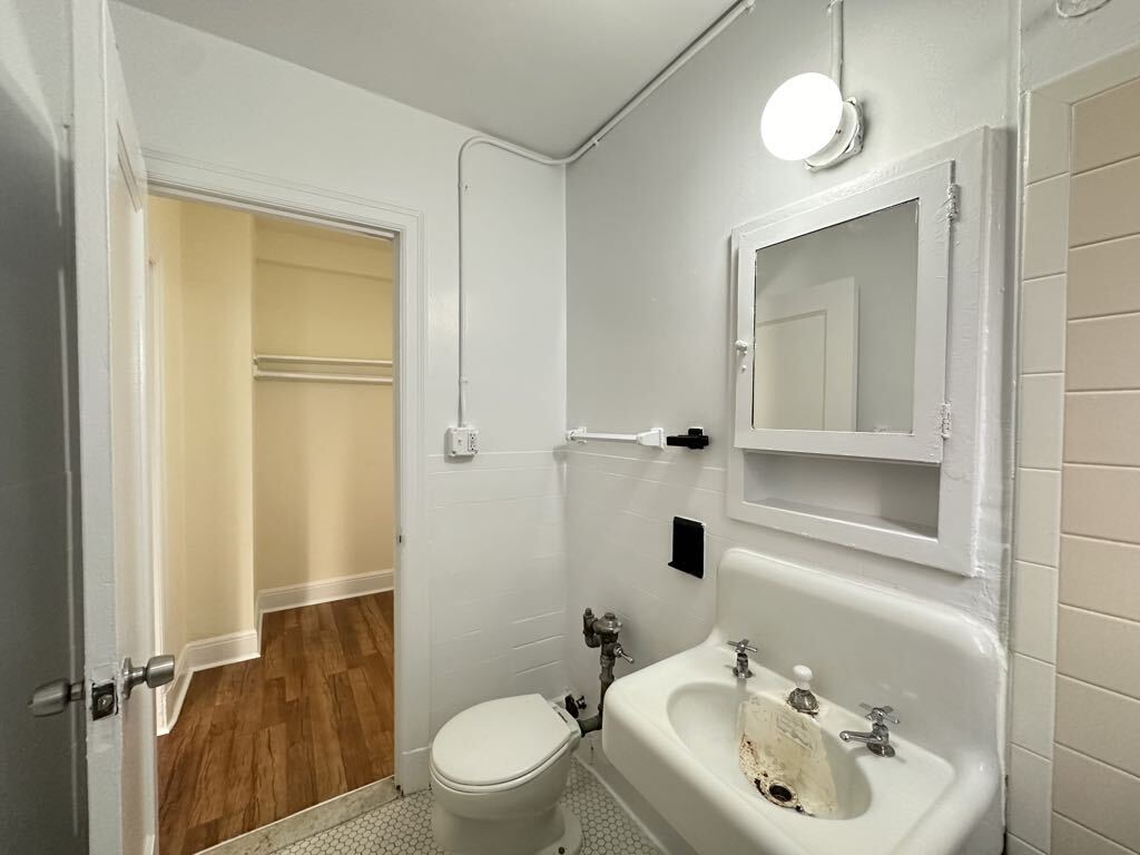 Building Photo - 3335 W Diversey Ave