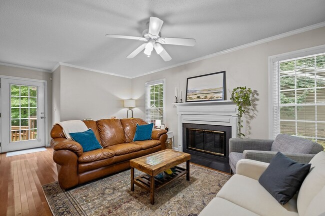 Building Photo - Gorgeous 3 Bedroom Traditional Home Locate...