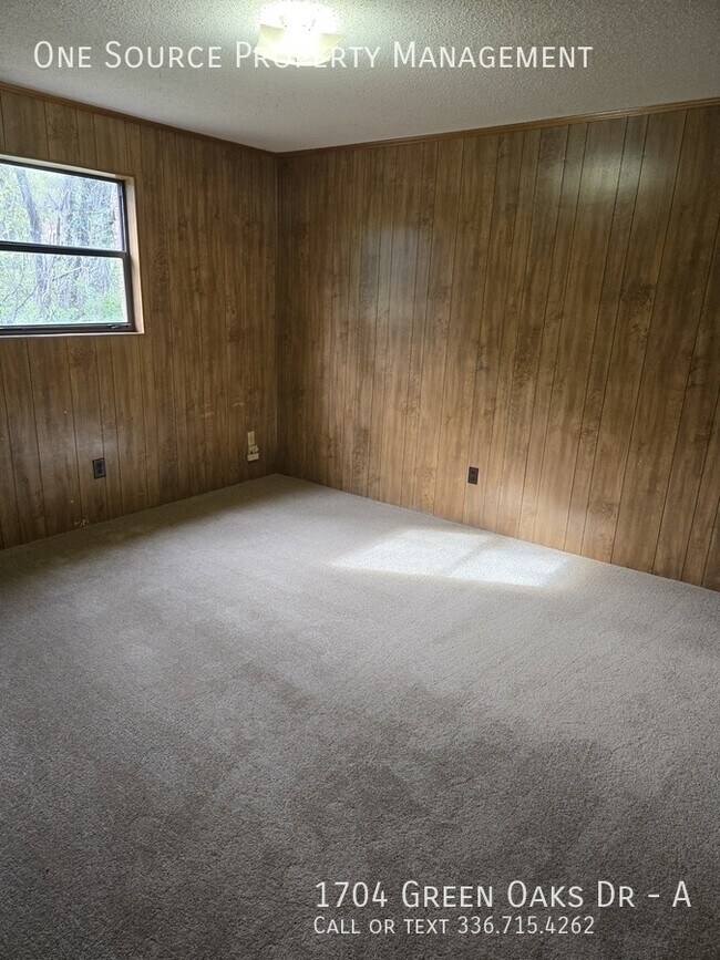 Building Photo - 1704 Green Oaks Dr SE