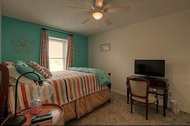 Building Photo - 8705 Township Ct