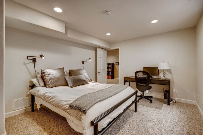 Building Photo - 1020 Ulster St