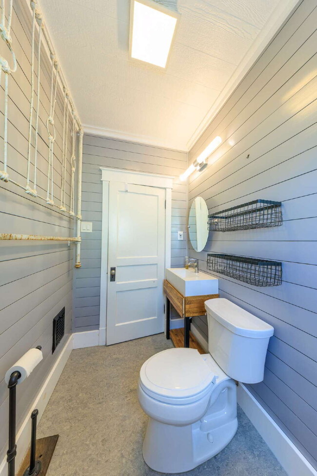 Building Photo - Lockeland Springs Bungalow for Lease, Bloc...