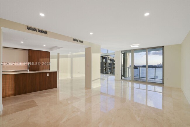 Building Photo - 1500 Bay Dr E