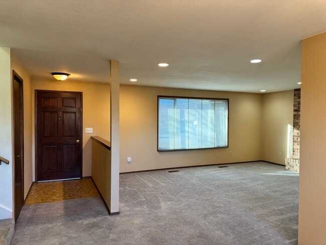 Building Photo - West Valley 4br 2.5 ba DBL attached garage, POOL